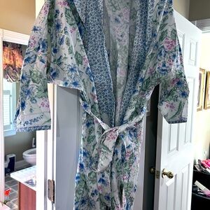Wimens one size fits all robe- floral
